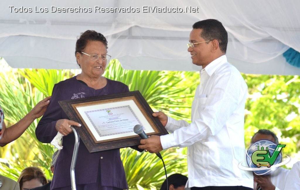 El senador José Rafael Vargas entrega reconocimiento a la doña Carlixta Flete de Pérez